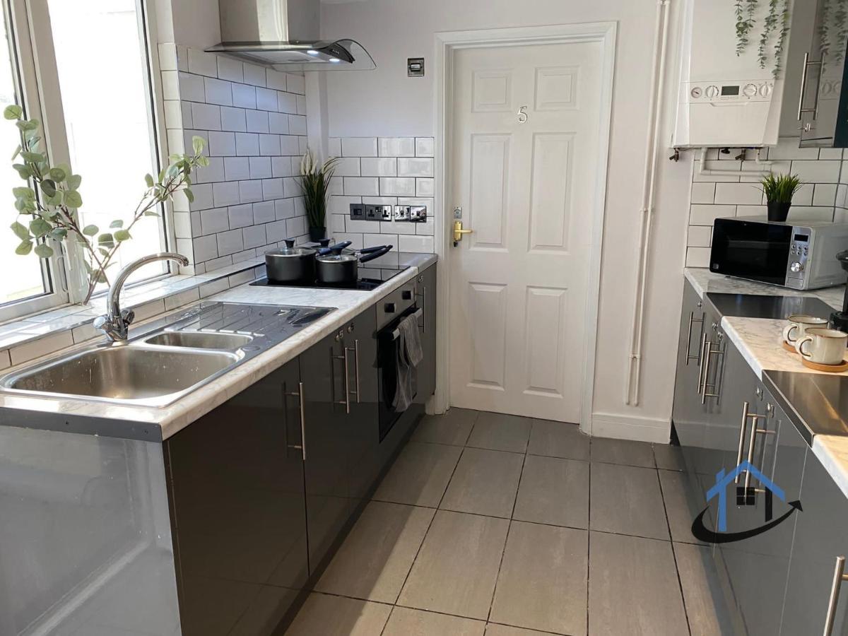 Acaster House, X4 Rooms With En-Suites X1 Room Private Bathroom, Street Parking, Close To Train Station Kettering Exterior foto