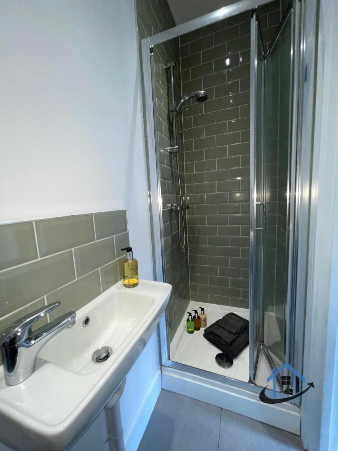 Acaster House, X4 Rooms With En-Suites X1 Room Private Bathroom, Street Parking, Close To Train Station Kettering Exterior foto