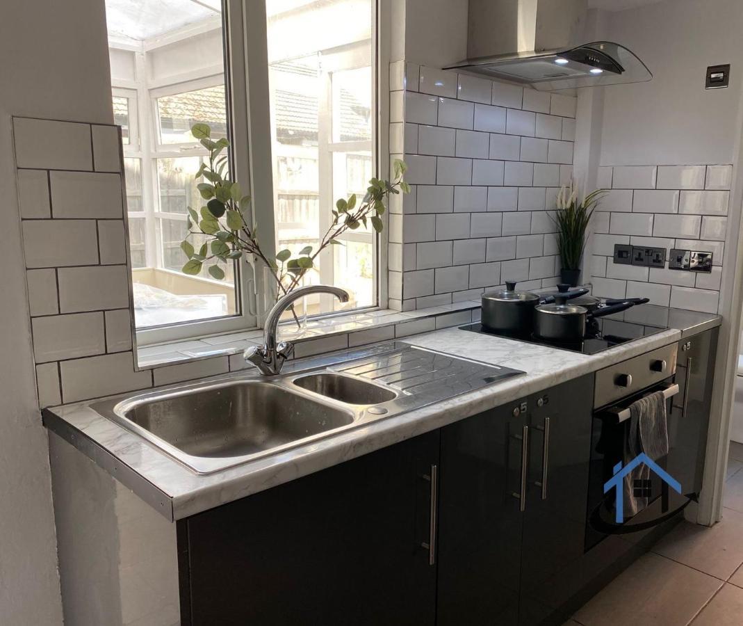 Acaster House, X4 Rooms With En-Suites X1 Room Private Bathroom, Street Parking, Close To Train Station Kettering Exterior foto